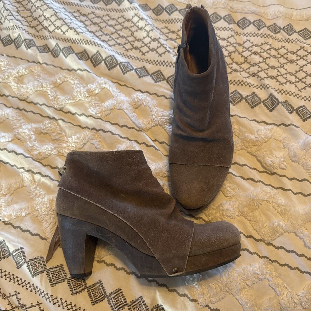 Anthropologie Coclico Grey Beige Tan Booties Wooden Heel Shoe Size 38/7.5